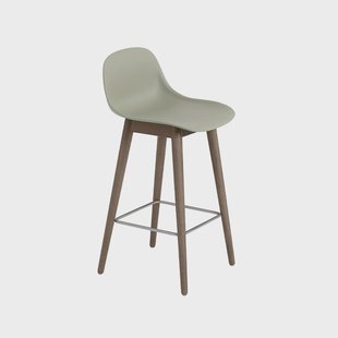 Muuto Fiber barkruk met ruggensteun 65 cm Dusty green-donkerbruingebeitste poten
