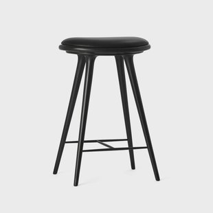Mater Mater high stool barkruk laag 69 cm leer zwart, onderstel van zwartgebeitst beukenhout Mater Mater high stool barkruk laag 69 cm leer zwart, onderstel van zwartgebeitst beukenhout