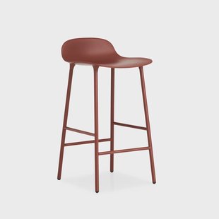 Normann Copenhagen Form barkruk laag red, roodgelakte stalen poten