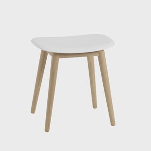Muuto Fiber kruk natural white, eikenhouten poten