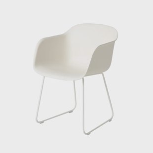 Muuto Fiber stoel met armleuningen sled base natural white, wit onderstel
