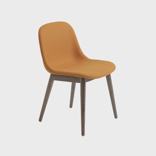 Muuto Fiber Stoel met houten poten stof hero 451 oranje, bruingebeitste eikenhouten poten