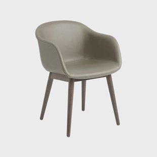 Muuto Fiber Stoel met armleuningen en houten poten leer steen, bruingebeitste eikenhouten poten