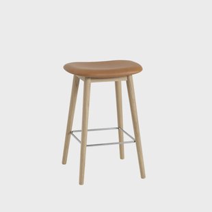 Muuto Fiber counter stool 65 cm leer cognac, eikenhouten poten