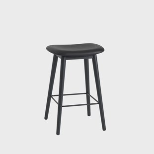 Muuto Fiber counter stool 65 cm leer black, zwarte poten