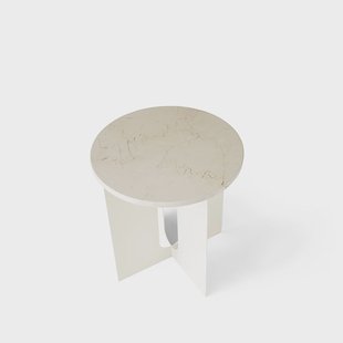Audo Copenhagen Androgyne Bijzettafel marble ivory, ø42 cm, ivory stalen onderstel Audo Copenhagen Androgyne Bijzettafel marble ivory, ø42 cm, ivory stalen onderstel