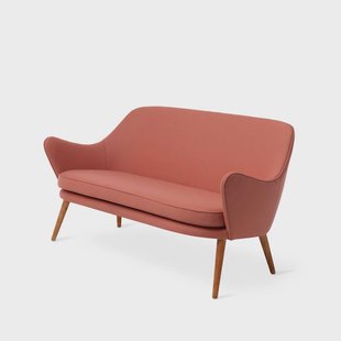 Warm Nordic Dwell bank 2-zits stof hero 511 blush, poten van gerookt eikenhout