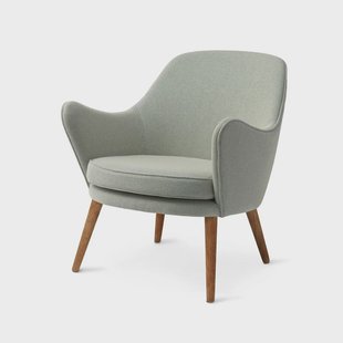 Warm Nordic Dwell loungestoel stof merit 021 light cyan, poten van gerookt eikenhout