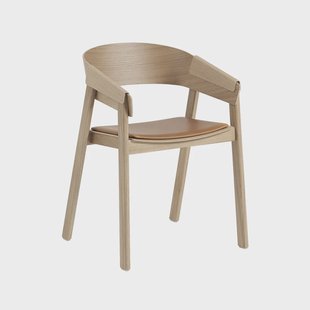 Muuto Cover stoel met armleuningen beklede zitting Refine leather cognac-Oak