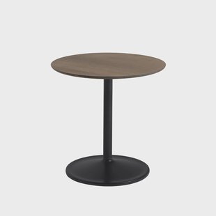 Muuto Soft bijzettafel Ø48cm Smoked oak-Black H: 48 cm Muuto Soft bijzettafel Ø48cm Smoked oak-Black H: 48 cm