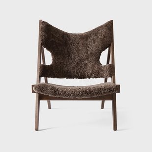 Audo Copenhagen Knitting loungefauteuil Schapenvacht curly root donkerbruin, onderstel donkergebeitst eiken