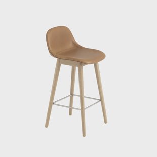 Muuto Fiber barkruk met ruggensteun 65 cm Leer refine cognac-eikenhouten poten