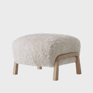 &Tradition Wulff ATD3 voetenbankje schapenvacht moonlight, witgeoliede eikenhouten poten