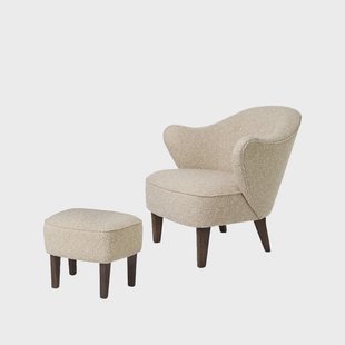 Audo Copenhagen Ingeborg fauteuilset stof sahcozero beige, voetenbankje inbegrepen, poten gerookt eikenhout