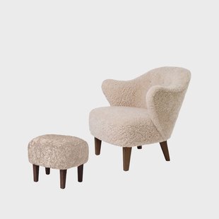 Audo Copenhagen Ingeborg fauteuilset schapenvacht moonlight, voetenbankje inbegrepen, poten gerookt eikenhout