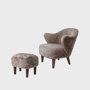 Audo Copenhagen Ingeborg fauteuilset schapenvacht sahara, voetenbankje inbegrepen, poten gerookt eikenhout