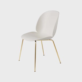 GUBI Beetle stoel Alabaster white, messing onderstel