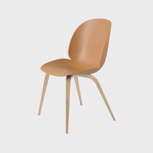 GUBI Beetle stoel amber brown, matgelakt eikenhouten onderstel