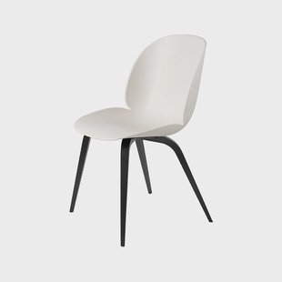 GUBI Beetle stoel alabaster white, zwartgebeitst beukenhouten onderstel