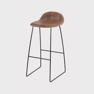 GUBI Gubi 3D barkruk hoog american walnut, zwart stalen onderstel GUBI Gubi 3D barkruk hoog american walnut, zwart stalen onderstel