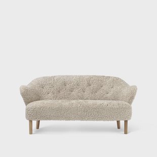 Audo Copenhagen Ingeborg 2,5-zits bank schapenvacht moonlight, natuurkleurige eikenhouten poten