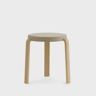 Normann Copenhagen Tap Kruk sand, eikenhouten poten