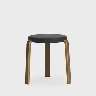 Normann Copenhagen Tap Kruk black, walnoothouten poten