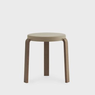 Normann Copenhagen Tap Kruk sand, walnoothouten poten