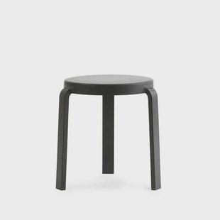 Normann Copenhagen Tap Kruk black, zwarte eikenhouten poten