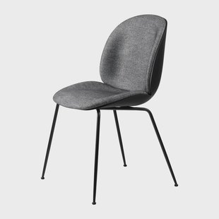 GUBI Beetle stoel bekleed aan de voorzijde zwarte poten Plain 0023-black