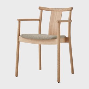 Audo Copenhagen Merkur stoel met armleuningen en kussen Oak-Hallingdal 0200 beige