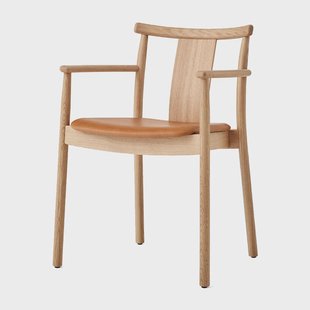 Audo Copenhagen Merkur stoel met armleuningen en kussen Oak- Dakar 0250 cognac