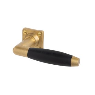 De Oude Deurklink Geveerd deurklink klassiek, messing getrommeld met vierkante rozet