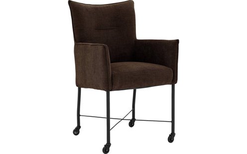 Goossens Eetkamerstoel Erik donkerbruin stof met armleuning en met skaterwielenmet wielen, modern design