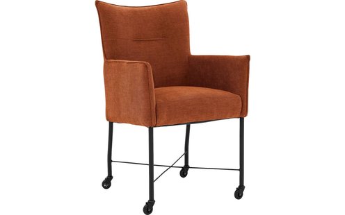 Goossens Eetkamerstoel Erik bruin stof met armleuning en met wielenmet skaterwielen, modern design