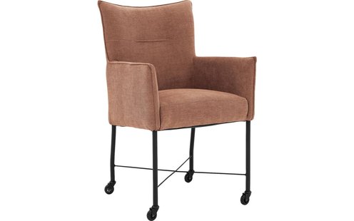 Goossens Eetkamerstoel Erik roze stof met armleuning en met wielenmet skaterwielen, modern design