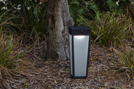 Lutec Dias - grondlamp op piek met zonne-energie en bewegingssensor - 12,2 x 12,2 x 48,4 cm - 8,4W LED dimbaar + RGB via app - IP44 - zwart met frosted glas