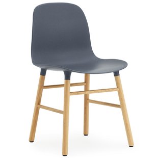 Normann Copenhagen Form Chair Stoel Met Eiken Onderstel Blauw Normann Copenhagen Form Chair Stoel Met Eiken Onderstel Blauw
