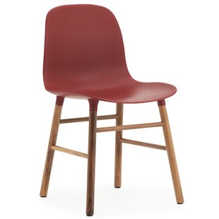 Normann Copenhagen Form Chair Stoel Met Walnoten Onderstel Rood