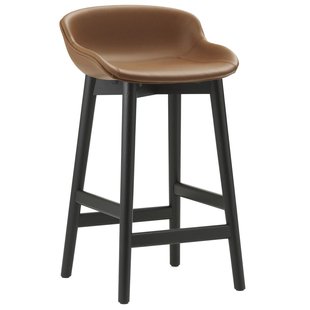 Normann Copenhagen Hyg Gestoffeerde Barkruk 65 Zwart Eiken Ultra Leder Brandy Normann Copenhagen Hyg Gestoffeerde Barkruk 65 Zwart Eiken Ultra Leder Brandy