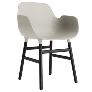 Normann Copenhagen Form Armchair Stoel Met Zwart Onderstel Licht Grijs