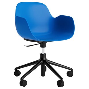 Normann Copenhagen Form Armchair Bureaustoel Met Zwart Onderstel Felblauw Normann Copenhagen Form Armchair Bureaustoel Met Zwart Onderstel Felblauw