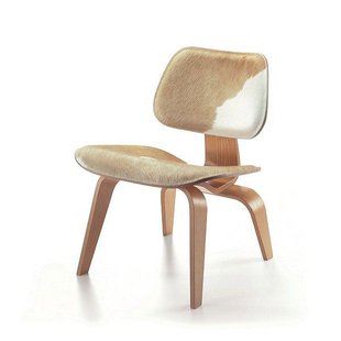 Vitra LCW Calf&#039;s Skin Loungestoel Bruin/wit