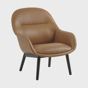 Muuto Fiber Lounge fauteuil met eikenhouten poten Refine leather cognac-black