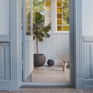 AYTM Globe bloempot, Ø 37 cm, zwart, aluminium, staal