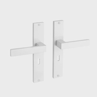 Mooi Deurbeslag Witte deurklink Lusso geveerd op schild sleutelgat 55mm