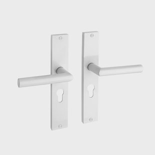 Mooi Deurbeslag Ferro geveerd op schild cilindergat 55mm wit