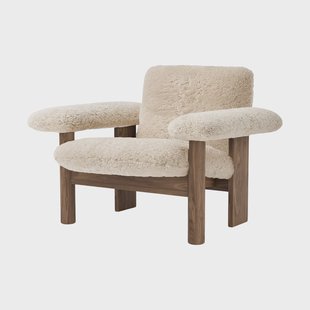 Audo Copenhagen Brasilia fauteuil low back Walnut-Nature sheepskin curly