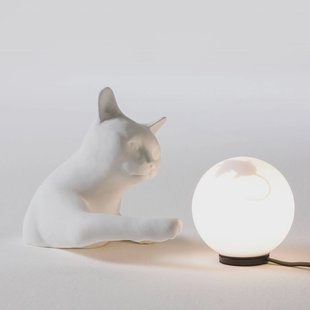 Karman tafellamp Maoo, wit keramiek, glas, kattenbeeldje