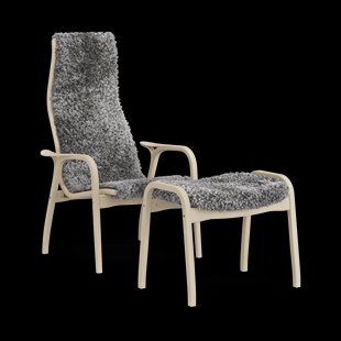 Swedese Lamino Anniversary Edition fauteuil en voetenbankje Witte den-Gotland schapenvacht